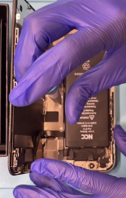 iPhone11画面交換作業の様子｜札幌駅アピア地下街 スマートクリア札幌駅アピア店
