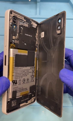 Xperia Ace IIIバッテリー交換作業の様子｜札幌駅アピア地下街 スマートクリア札幌駅アピア店
