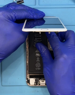 iPhone6sバッテリー交換作業の様子｜札幌駅アピア地下街 スマートクリア札幌駅アピア店