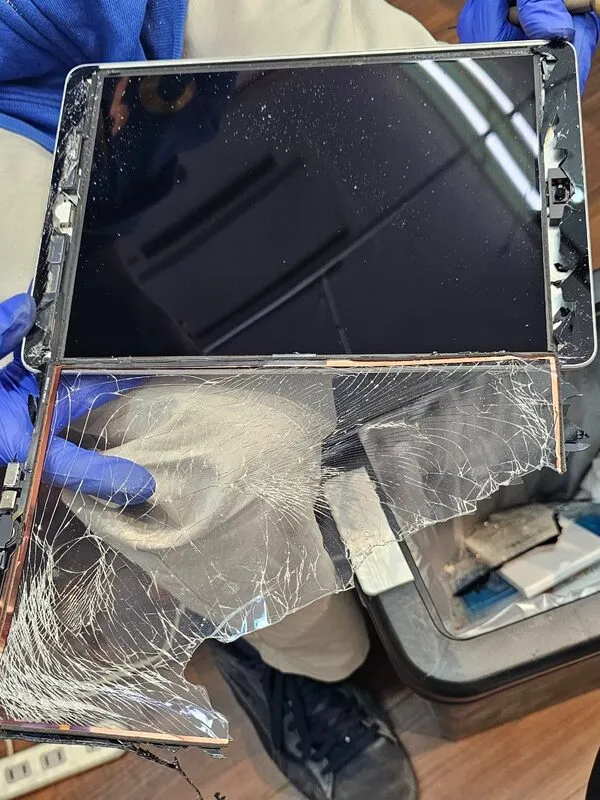 蜘蛛の巣の様にヒビが広がってしまったiPadのタッチパネル、修理するならスマートクリア ドン・キホーテ小樽店で！