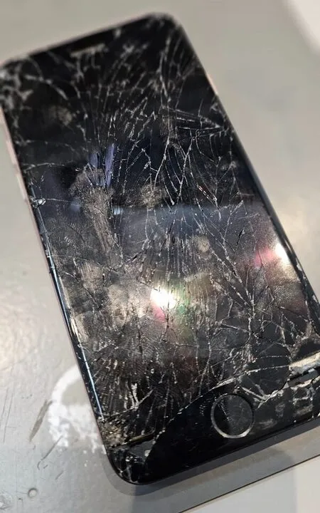 iPhone・iPadの画面が割れたまま使い続けるとどうなる？スマートクリア ドン・キホーテ小樽店が実際の事例を紹介！