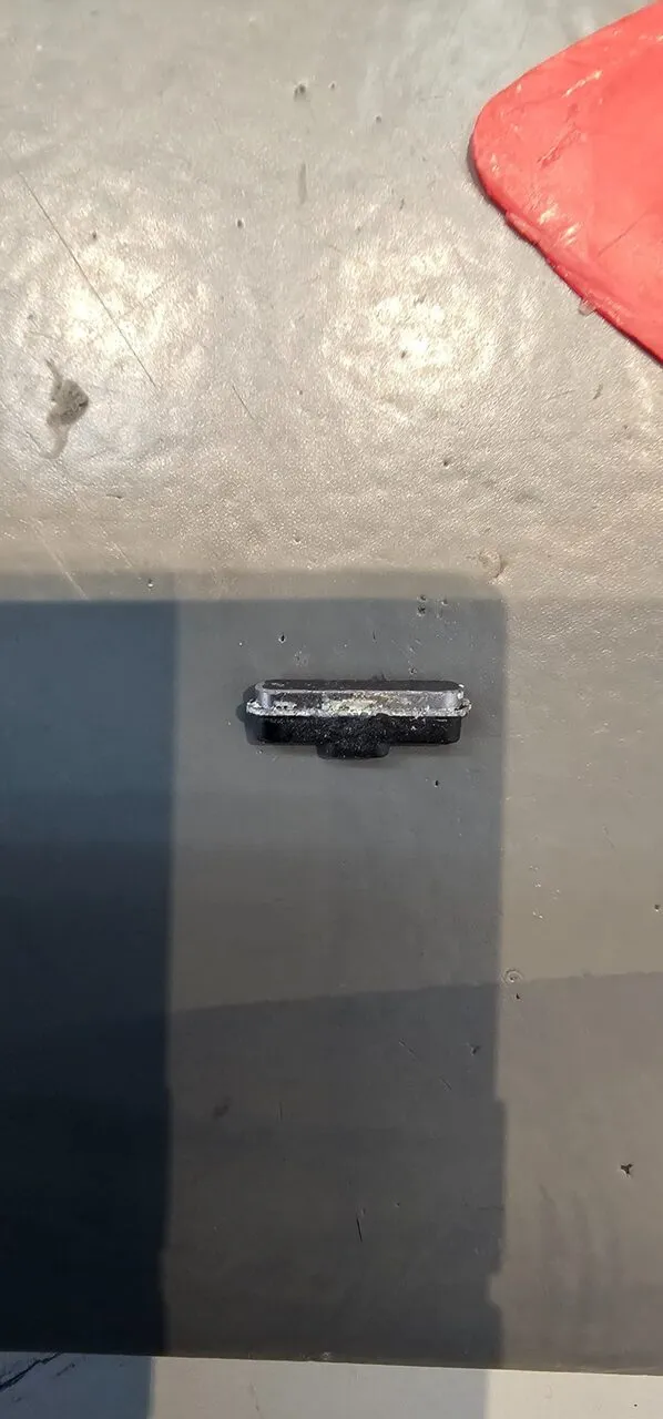 iPadやスマホの電源ボタンが潰れる・硬くなる原因とは？スマートクリア ドン・キホーテ小樽店が徹底解説！