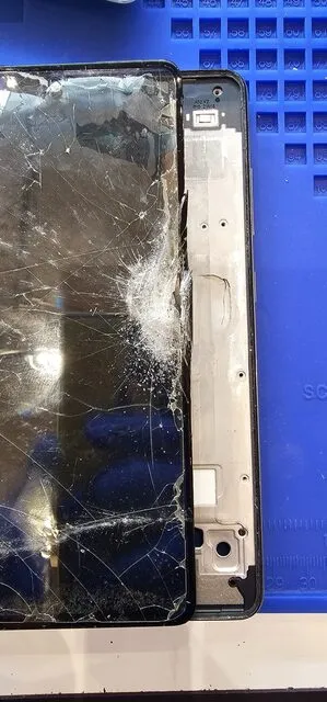 スマホ画面が粉砕…!? スマートクリア ドン・キホーテ小樽店ならデータそのまま修理可能！