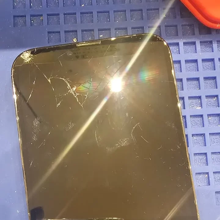 高い修理で悩む前に。iPhone13 Pro Max画面割れはスマートクリアイオン札幌桑園店へ