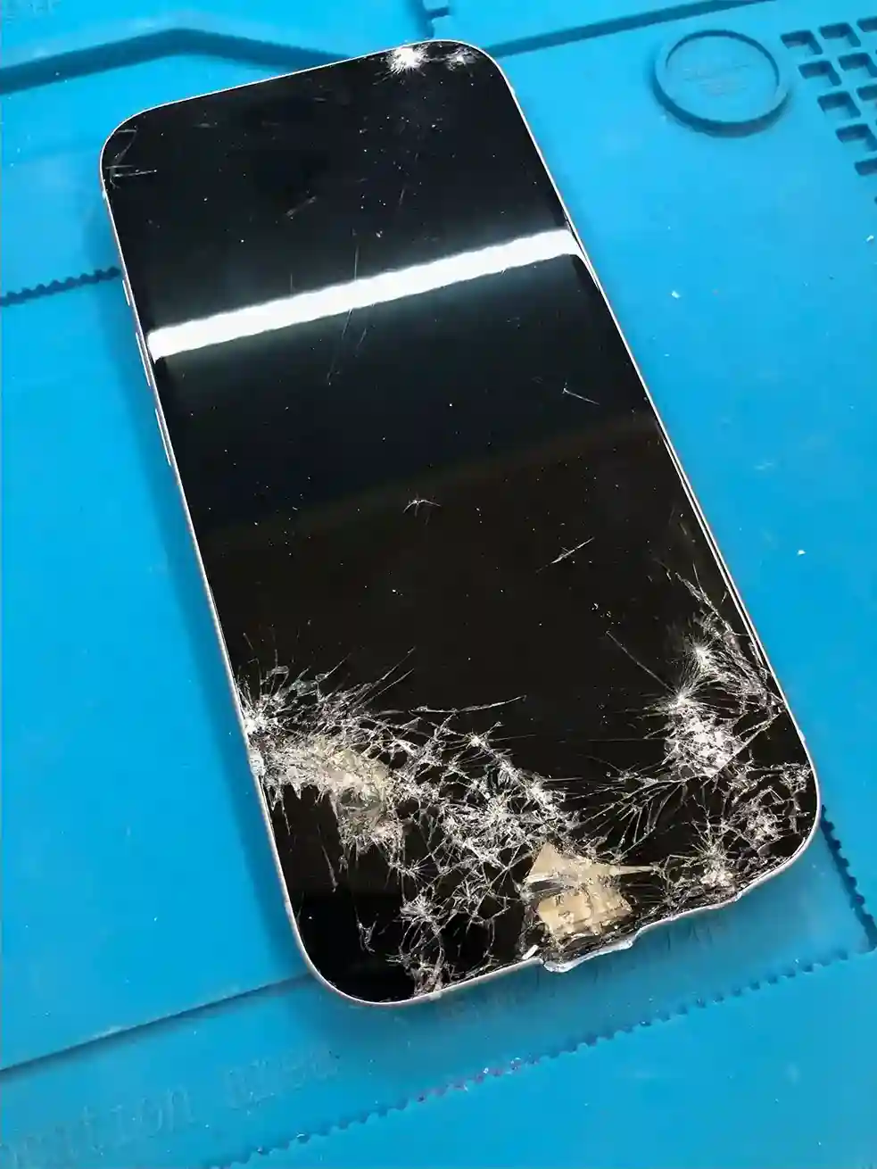 車に轢かれたiPhone