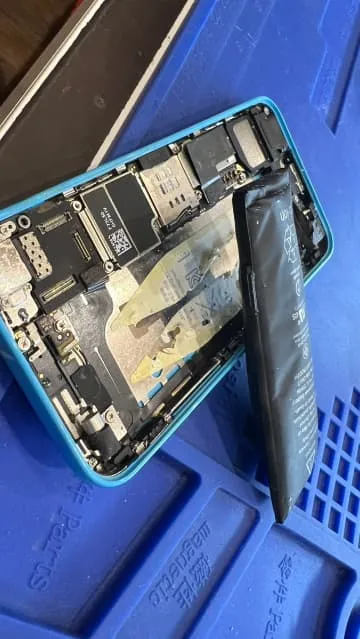 iPhone5cのバッテリー膨張修理も即日対応【スマートクリア イオン札幌桑園店】