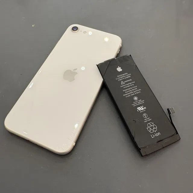 iPhoneSE（第2世代）のバッテリー交換修理を行いました！電池の減りが気になる方は交換がおすすめ