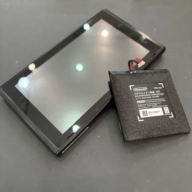 任天堂Switchのバッテリー交換と内部清掃を行いました！膨張バッテリーも安全に対応！