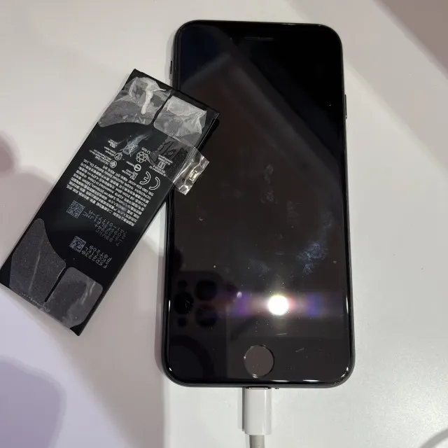 iPhone SE3のバッテリー交換を行いました！減りが早い症状も即日改善！