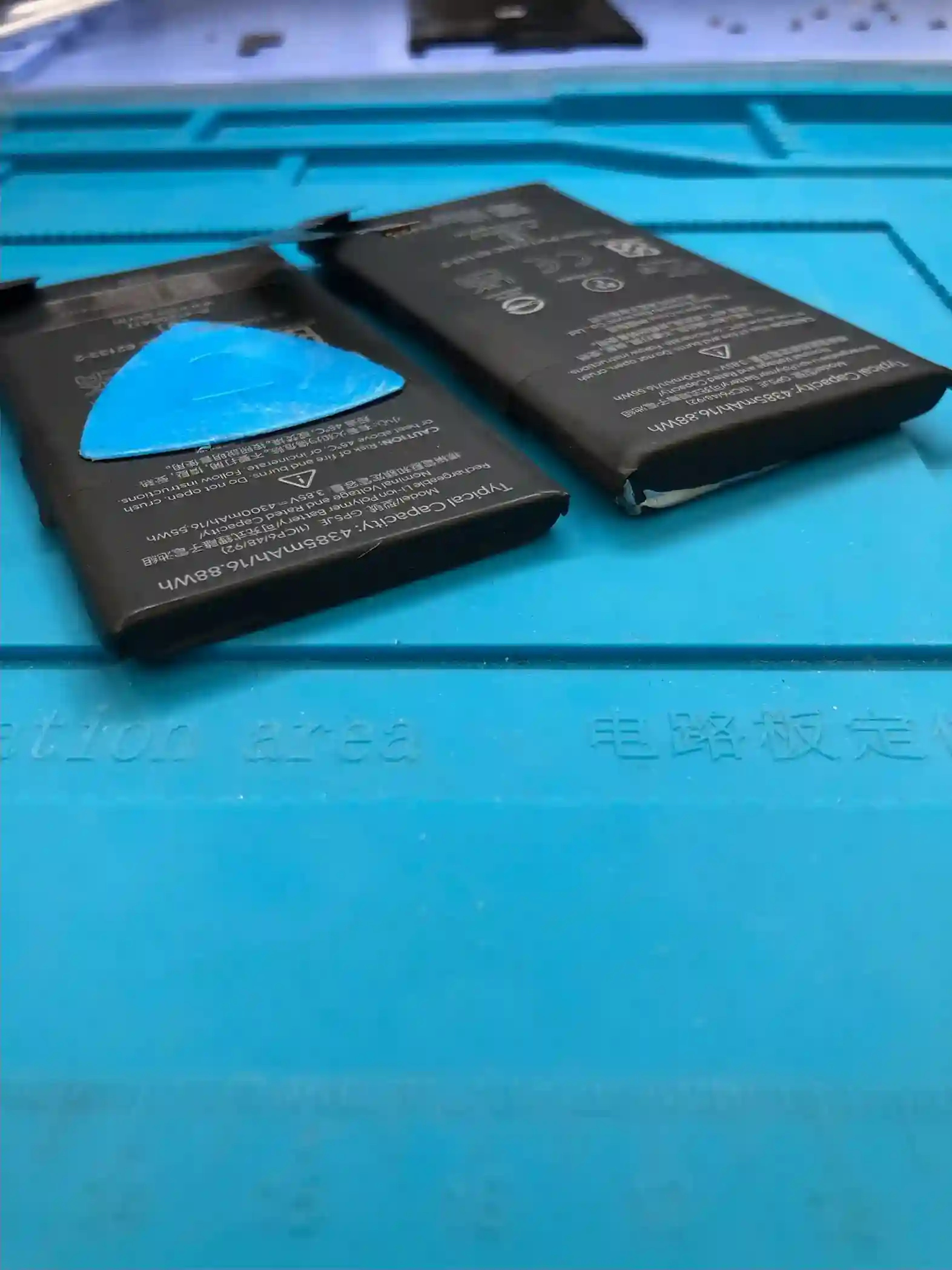 Google Pixel 7aのバッテリー膨張！裏カバーの隙間や電池持ち悪化は修理のサイン