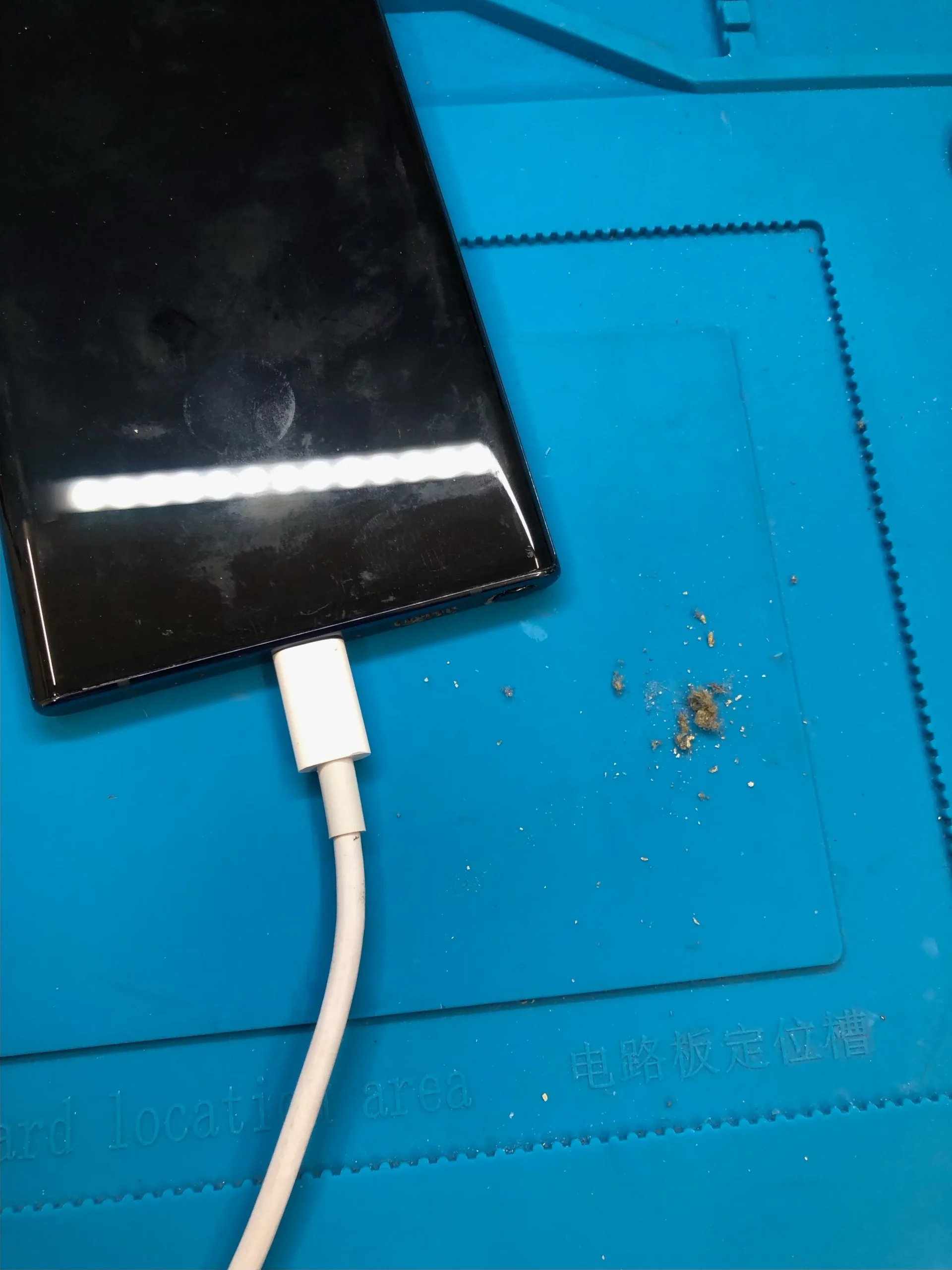 充電口に溜まったゴミとホコリ