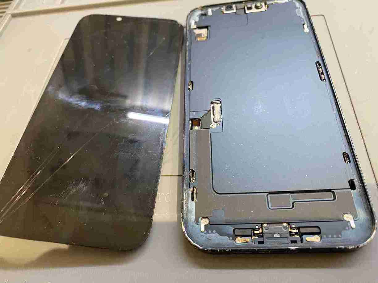 iPhoneの画面に「線」が入った！そのままでも問題ないの？