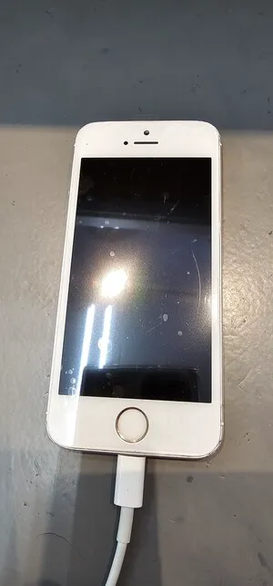 画面が割れて使えなかった古い端末のiPhoneSEも復活！スマートクリア ドン・キホーテ小樽店で修理可能！