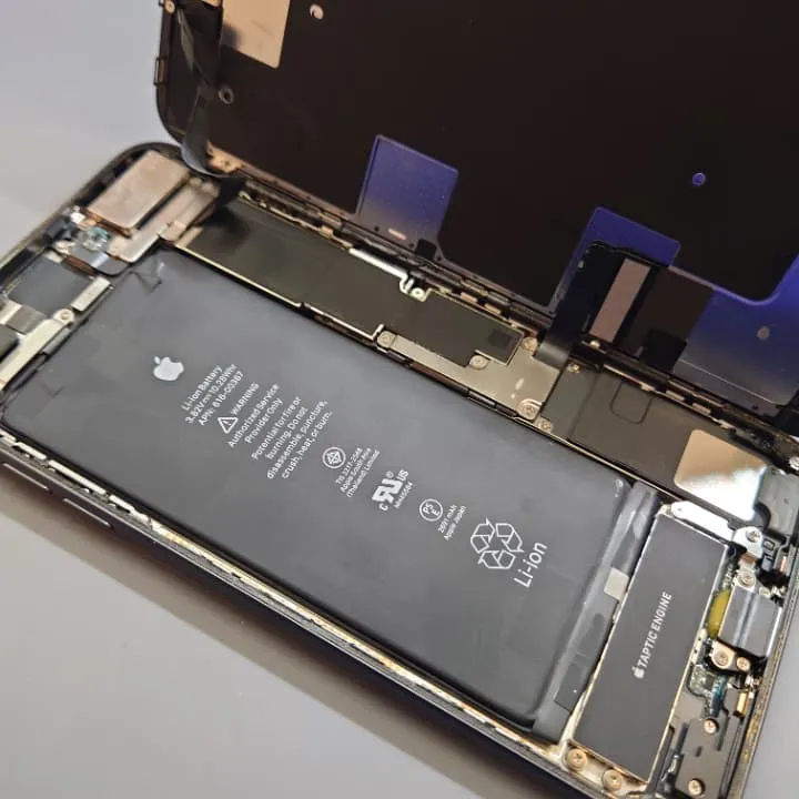 iPhone8バッテリー交換で復活