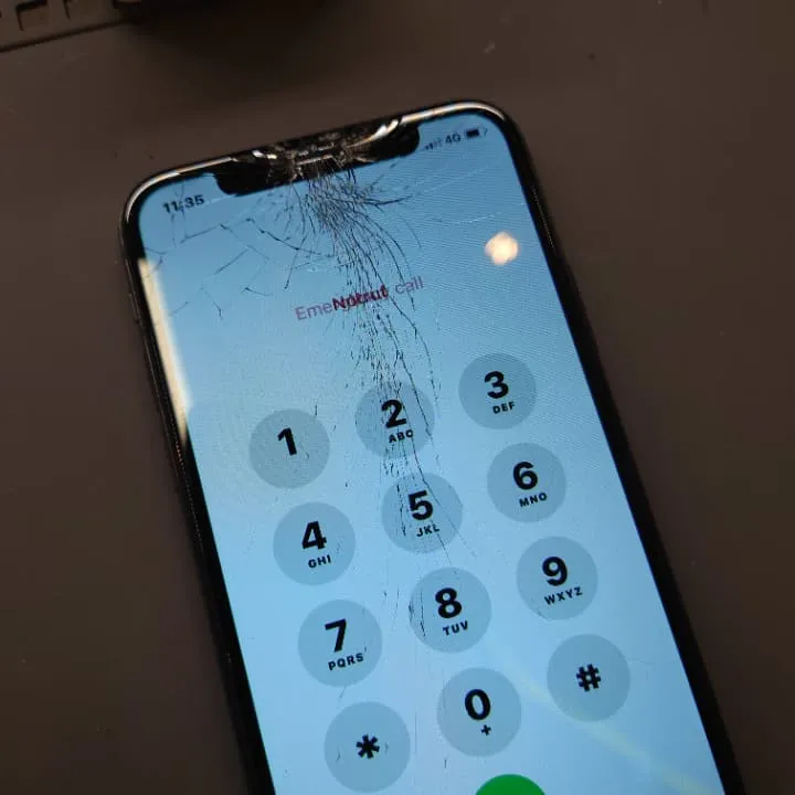iPhone11画面割れ修理