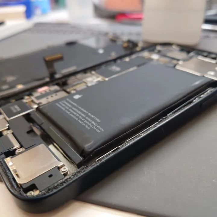 iPhone13バッテリー膨張は危険！早めの修理を【スマートクリア イオン札幌栄町店】