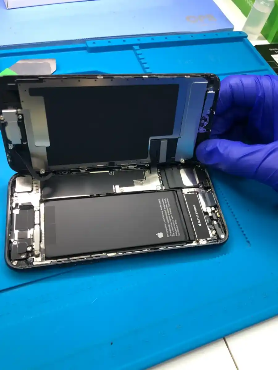 【そのヒビ放置NG】iPhoneSE3の画面割れは即日修理で快適復活｜昭島駅すぐ対応