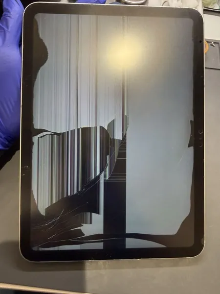 iPadの液晶破損修理を行いました｜画面が映らない・フレーム歪みも対応