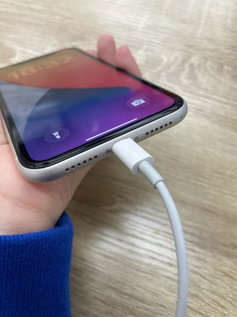 充電ケーブルを挿しても反応しない？iPhoneの充電不良を解説