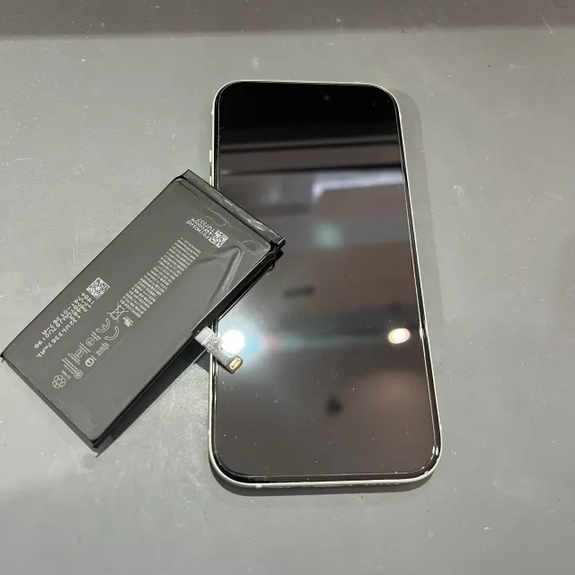 iPhone15のバッテリー交換を行いました！