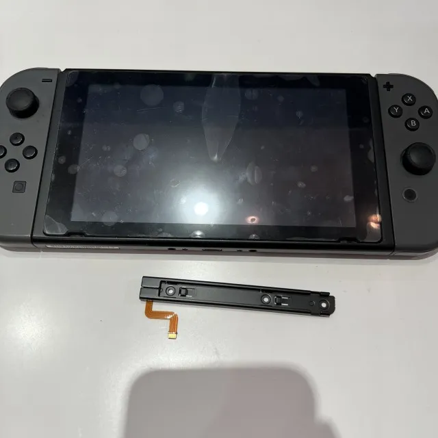 Nintendo Switchの本体レール・ジョイコンレール交換＆内部清掃を行いました！