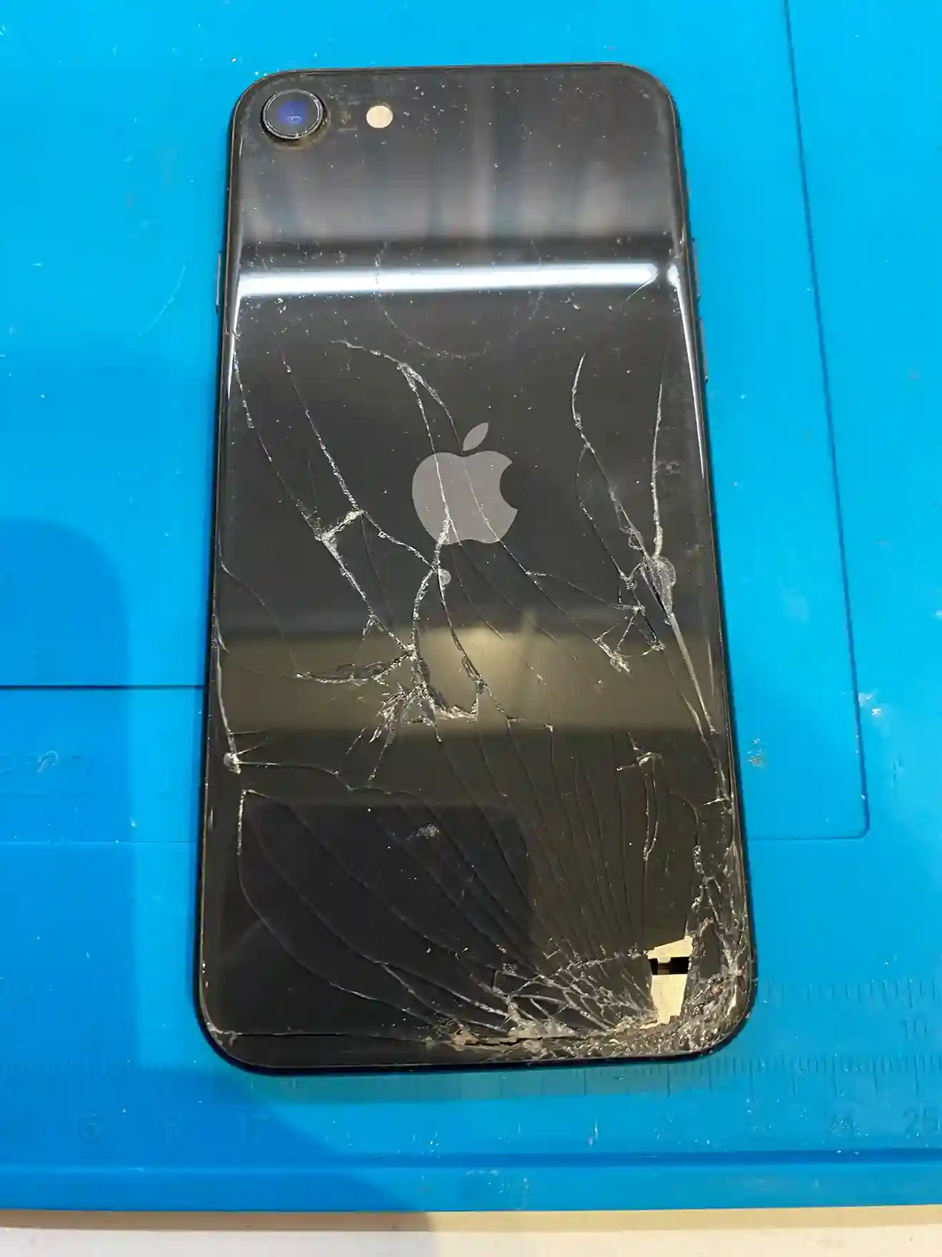 iphoneSE2の背面ガラス割れは放置厳禁！天六で即日修理するメリットとリスクを解説