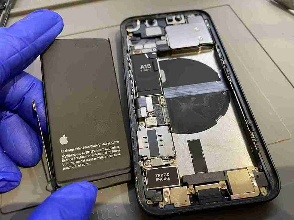 iPhone12のバッテリー交換作業の流れをご紹介します！