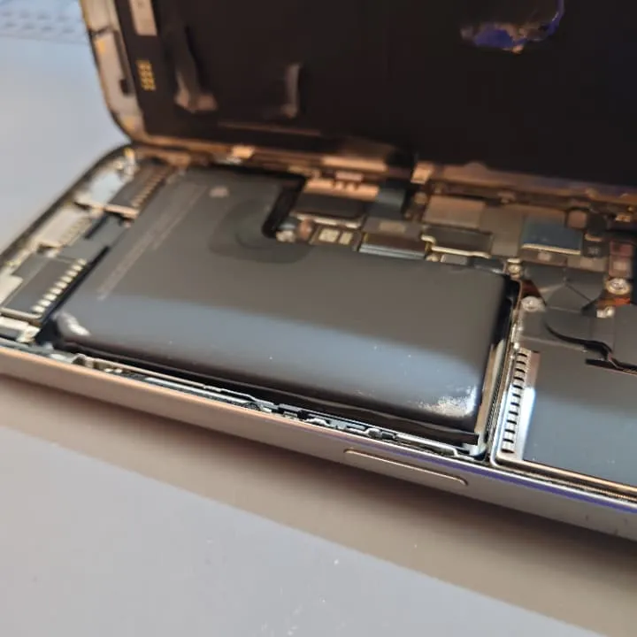 iPhone15Pro画面浮きの原因と対処法