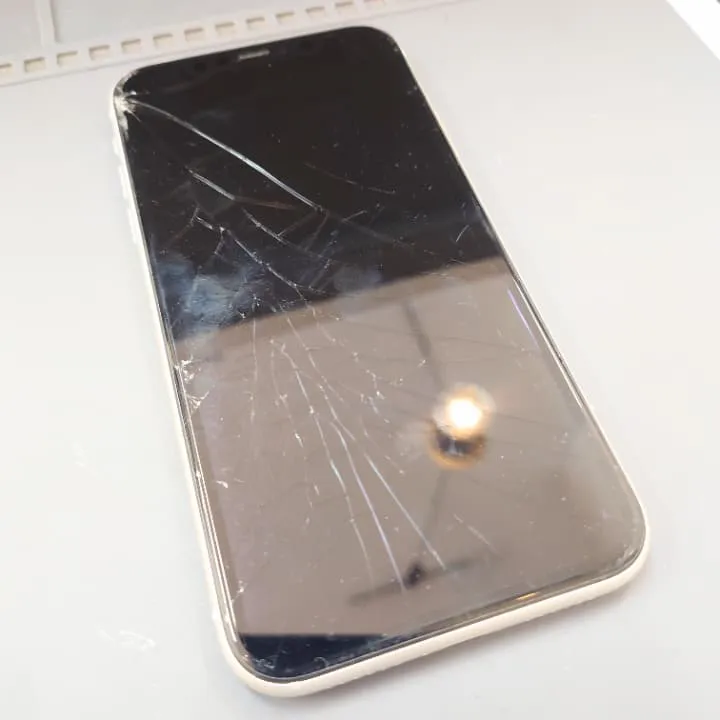 iPhone11画面割れの放置リスクとは【スマートクリア イオン札幌栄町店】