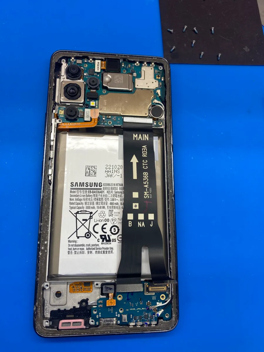 Galaxy A53を落として画面割れ？放置すると危険な症状とは