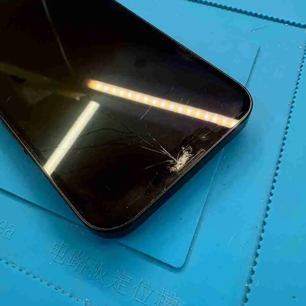 【そのヒビ、まだ我慢する？】iPhone14の画面割れ、放置NGな理由と“今すぐ直すべき”ワケ｜昭島駅 iPhone修理