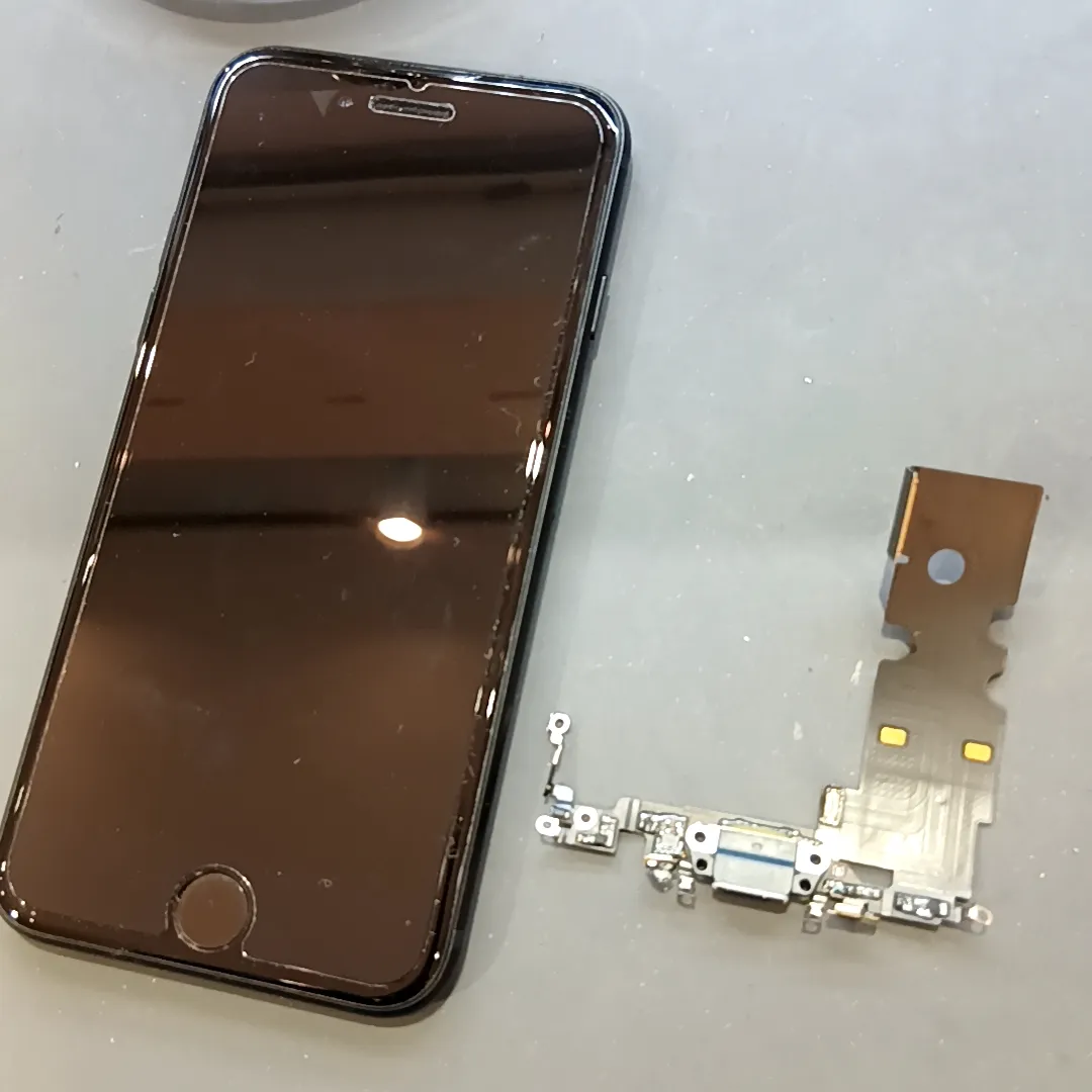 iPhone SE（第3世代）の充電不良はドックコネクター交換で改善！函館でiPhone修理ならスマートクリア MEGAドン・キホーテ函館店へ