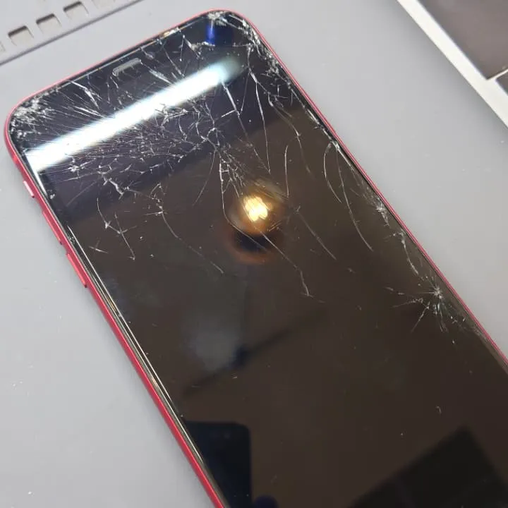 画面割れで何も映らないiPhoneXR修理