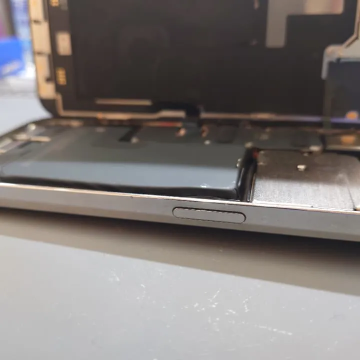 iPhone14Pro 画面浮きはバッテリー膨張が原因？即日交換対応