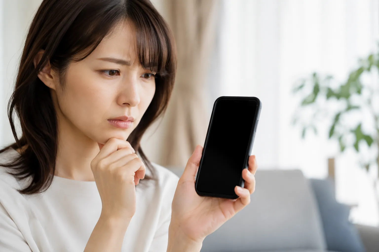 スマホの画面が映らない！真っ暗になった原因と修理で直るケースを解説｜データそのまま・即日対応【札幌・すすきの】