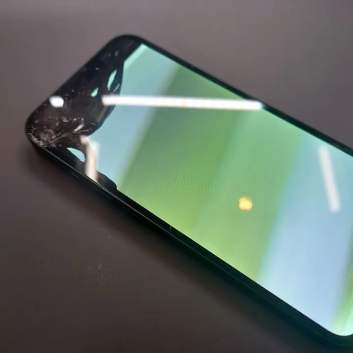 iPhone13の画面が緑に？スマートクリア イオン札幌栄町店で即日修理対応
