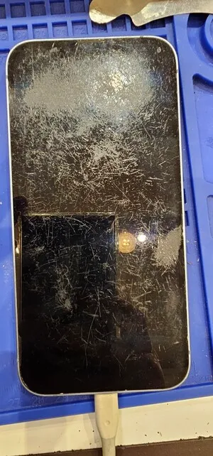iPhone14の画面がザラザラ・擦れて見える原因とは？画面交換ならスマートクリア ドン・キホーテ小樽店へ