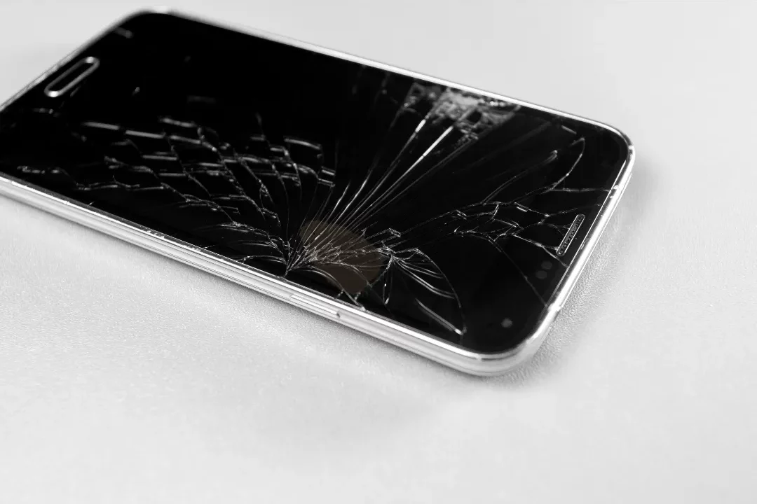 Androidスマホの画面割れは放置しても大丈夫？修理したほうがいい理由を解説【旭川】