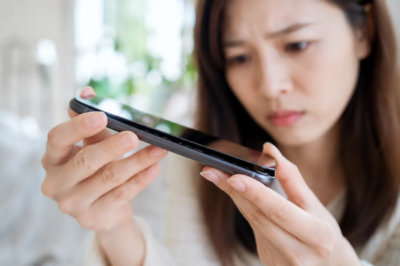 スマホの画面が浮いてきた！バッテリー膨張以外に考えられる原因と安全な対処法を解説