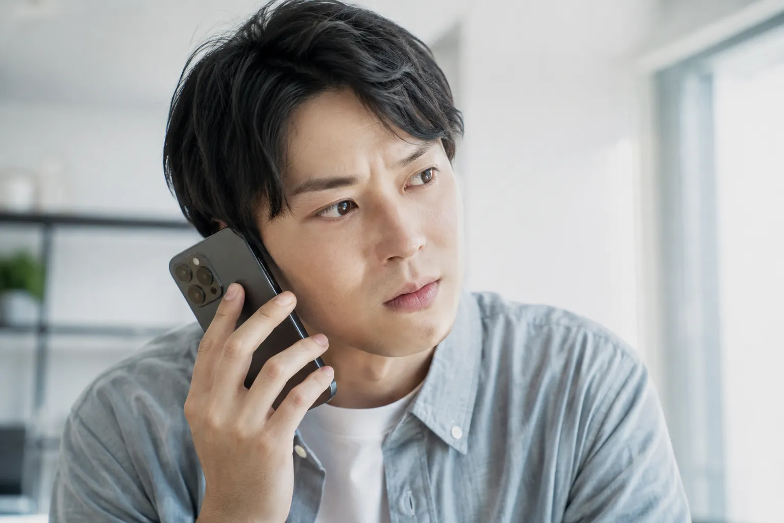 スマホから異音がする！「カタカタ」「ジー」という音の原因とは？故障の見分け方と対処法を解説