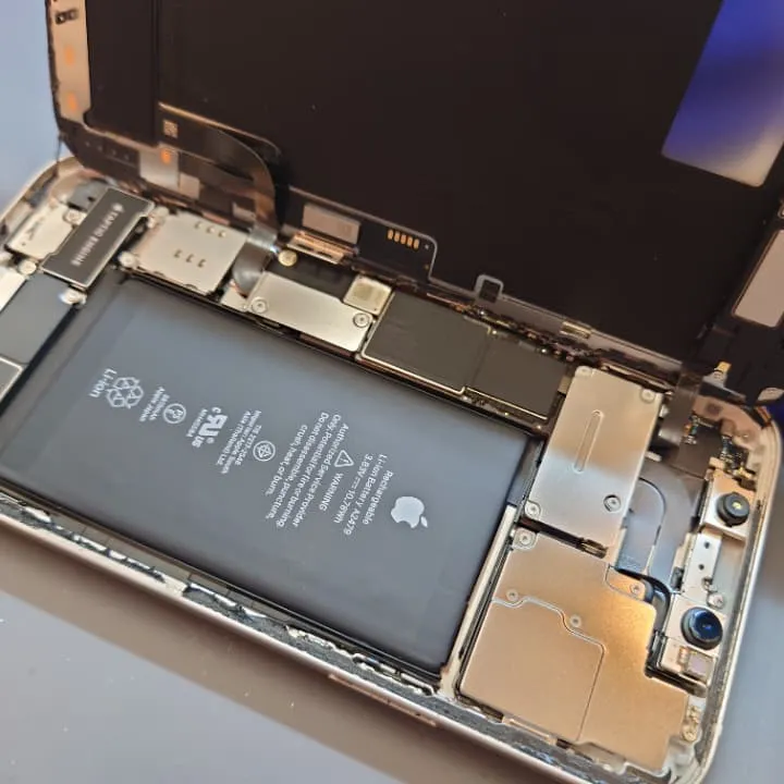 起動しないiPhone12もバッテリー交換で復活する可能性あり【スマートクリア イオン札幌栄町店】