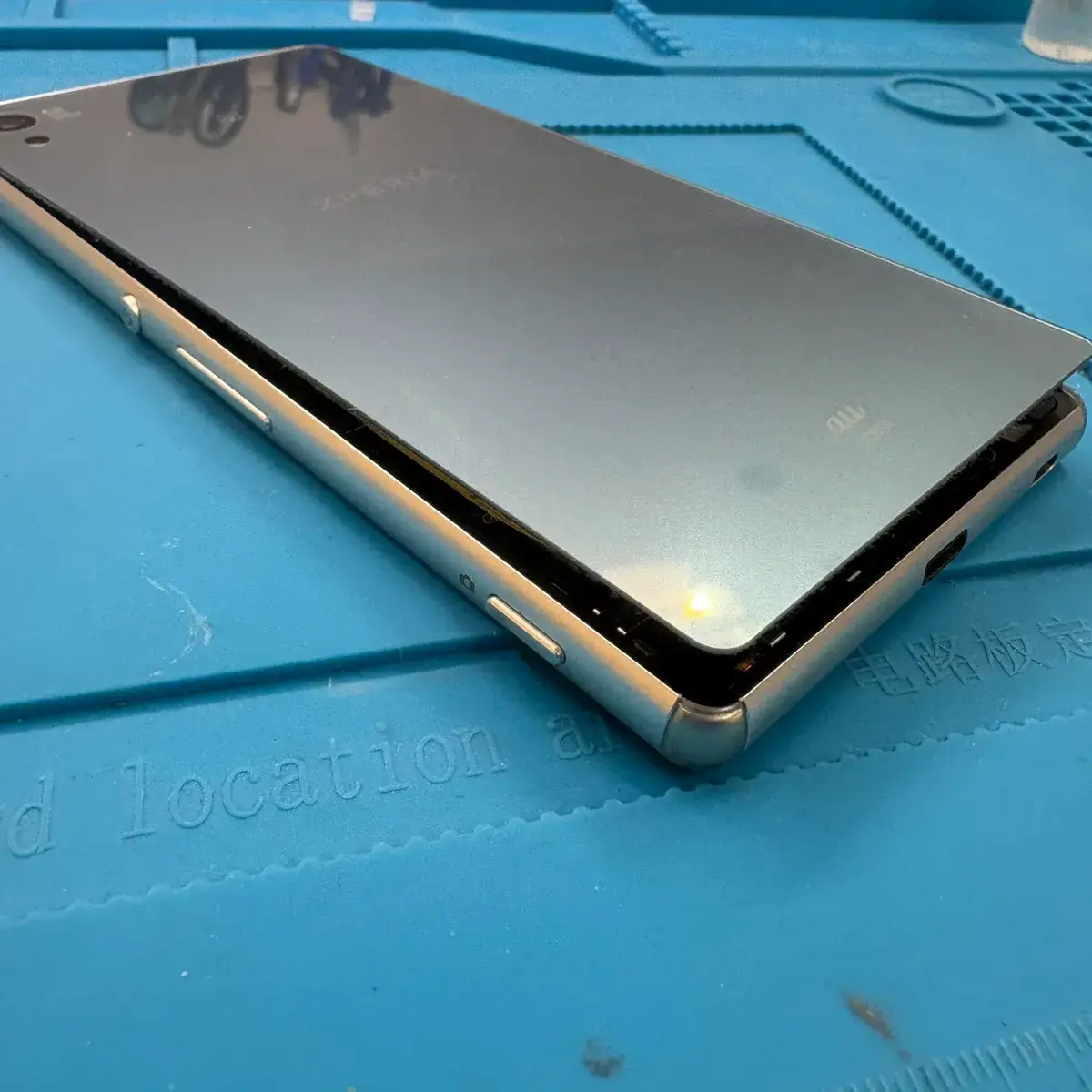 Xperiaの背面が浮いてきたら要注意｜バッテリー膨張の原因と昭島でできる修理・対処法