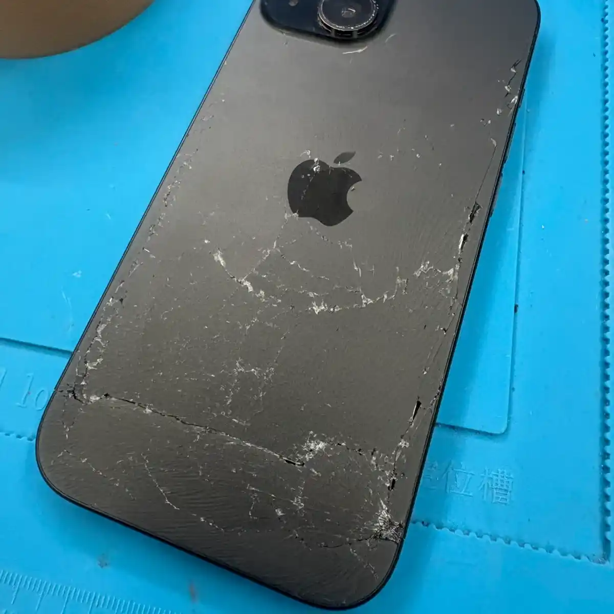 昭島 iPhone15背面交換
