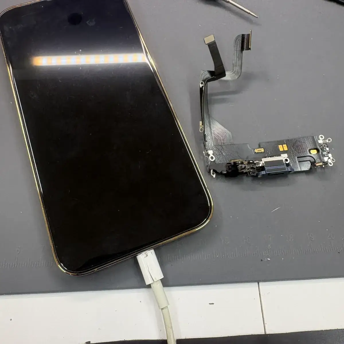 【昭島】iPhone13 Proの充電口交換なら即日対応｜充電できない症状はスマートクリア昭島駅前店へ