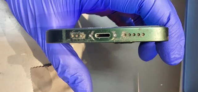 iPhone修理と一緒に端末メンテナンス！スピーカーの汚れも清掃して快適に｜スマートクリア ドン・キホーテ小樽店
