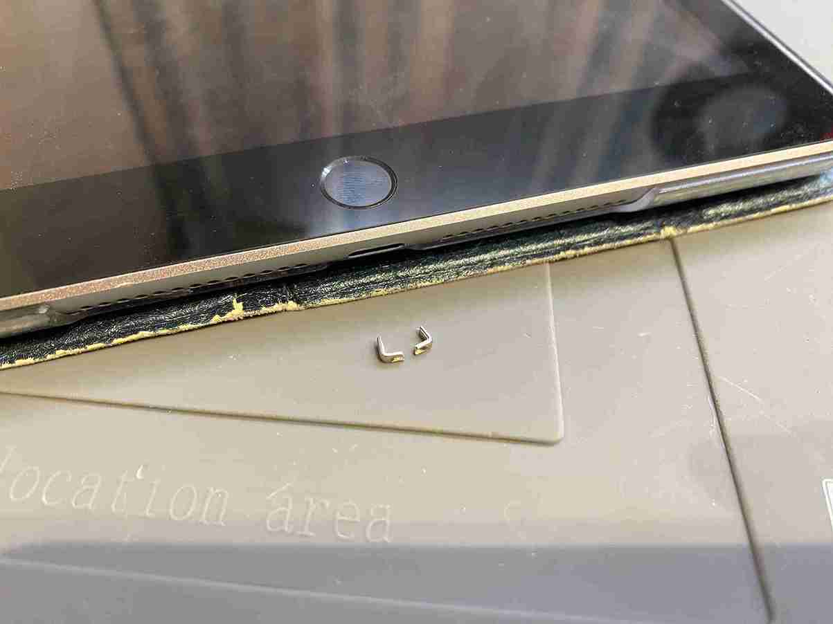 iPhoneやiPadにケーブルが刺さらない！？充電口を覗くと…。スマートクリア天六店