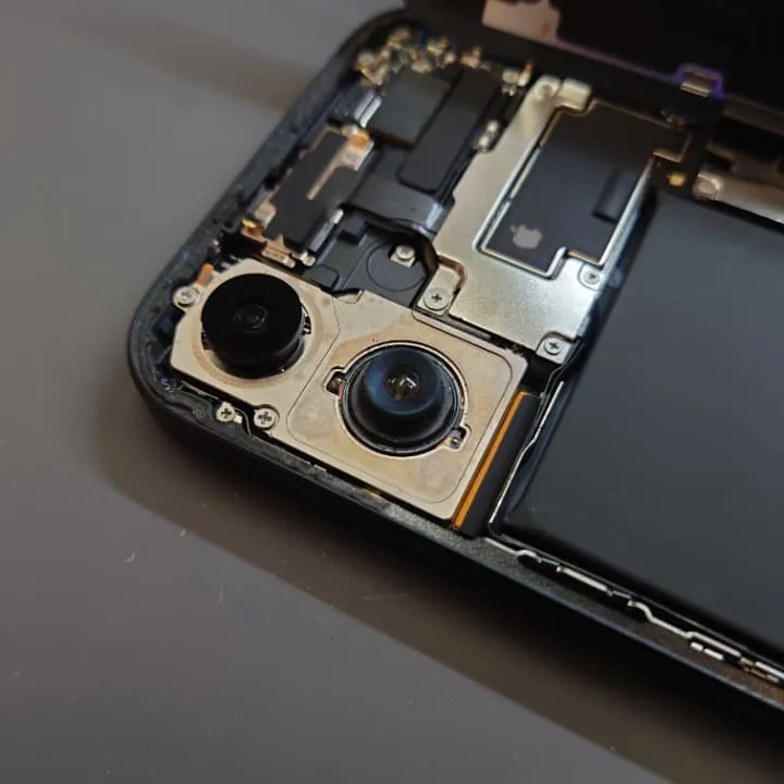 iPhone16 バックカメラ修理