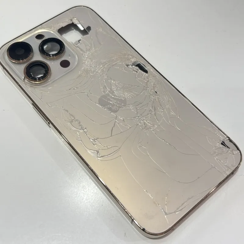 iPhone 13 Proの背面パネル交換！バキバキに割れた状態から修理対応