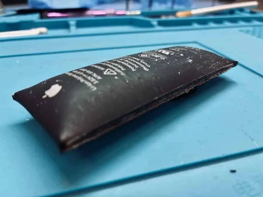 iPhoneバッテリー膨張