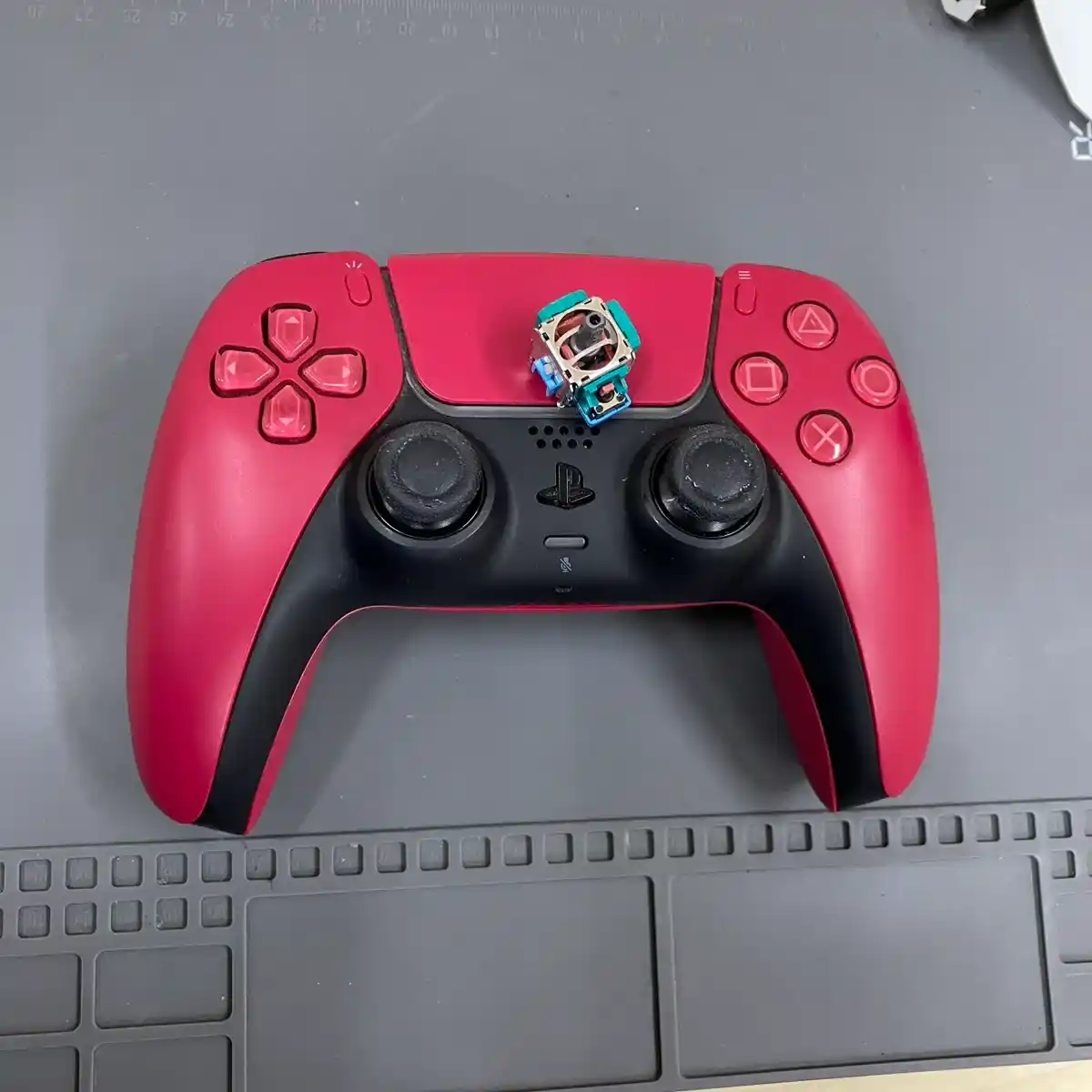 【昭島駅前・即日対応】PS5コントローラーが勝手に動く「スティックドリフト」の原因と直し方|スマートクリア昭島駅前店